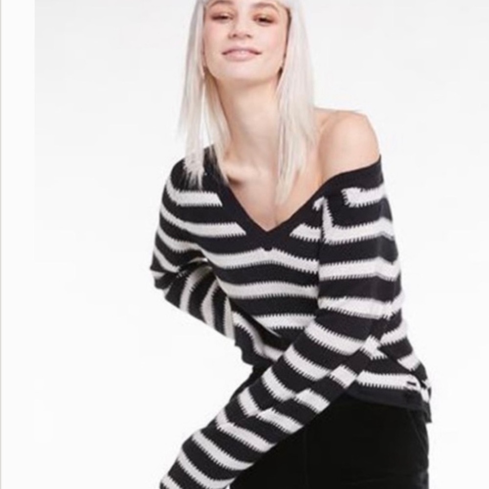 🔥WILDFOX🔥LEANNE DISTRESSED BLACK & WHITE SWEATER LARGE NWT - Picture 2 of 5